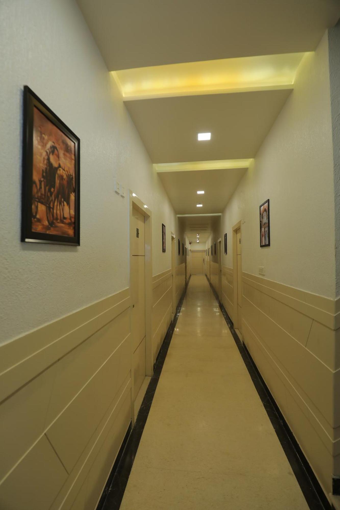 Hotel Red Carpet Tajganj Bagian luar foto