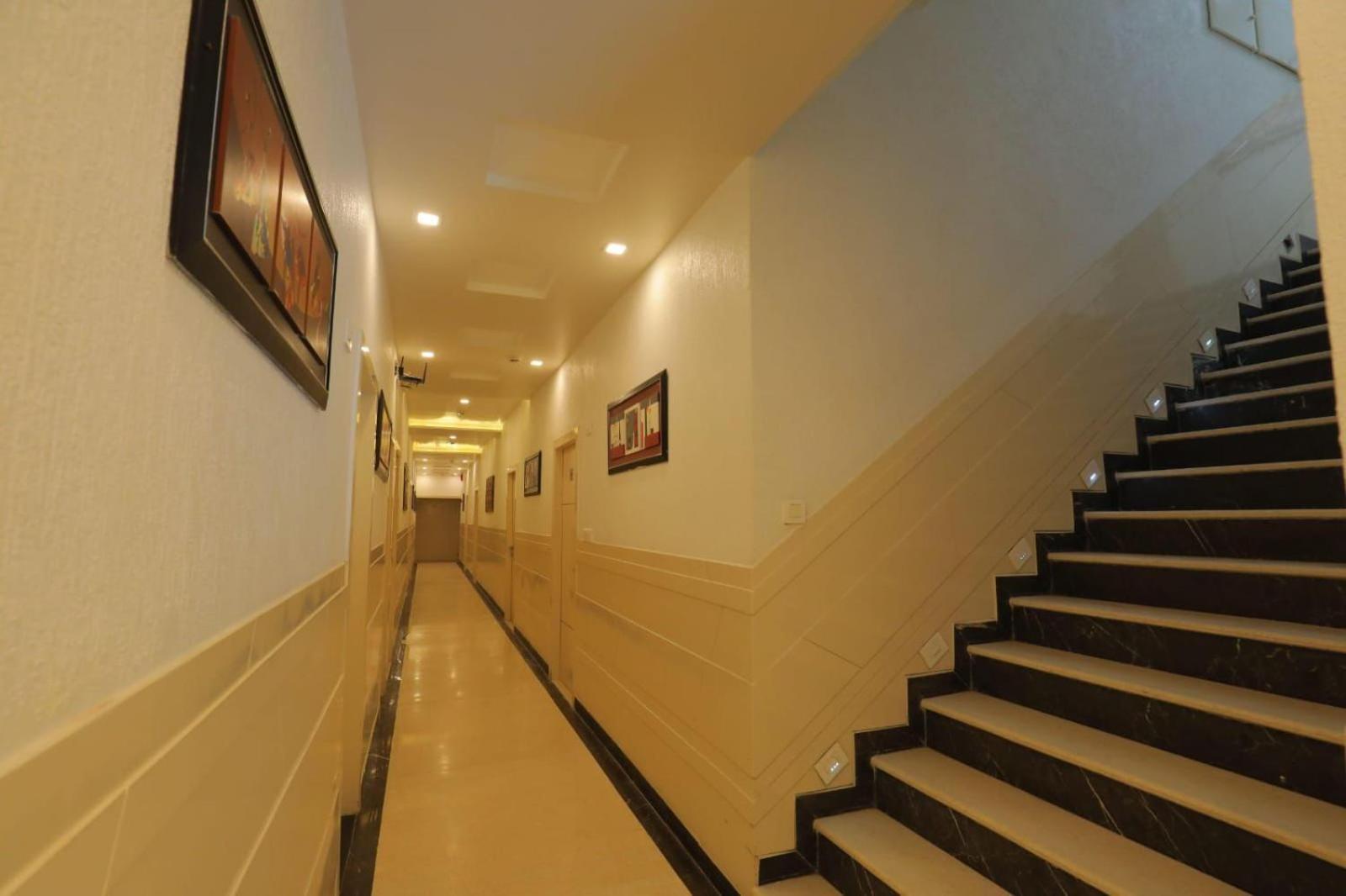 Hotel Red Carpet Tajganj Bagian luar foto