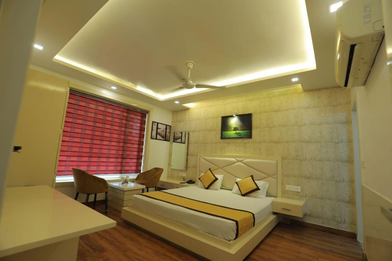 Hotel Red Carpet Tajganj Ruang foto