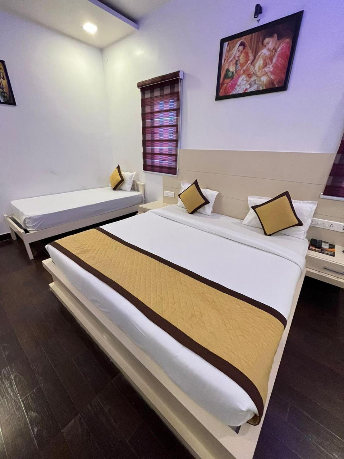 Hotel Red Carpet Tajganj Ruang foto