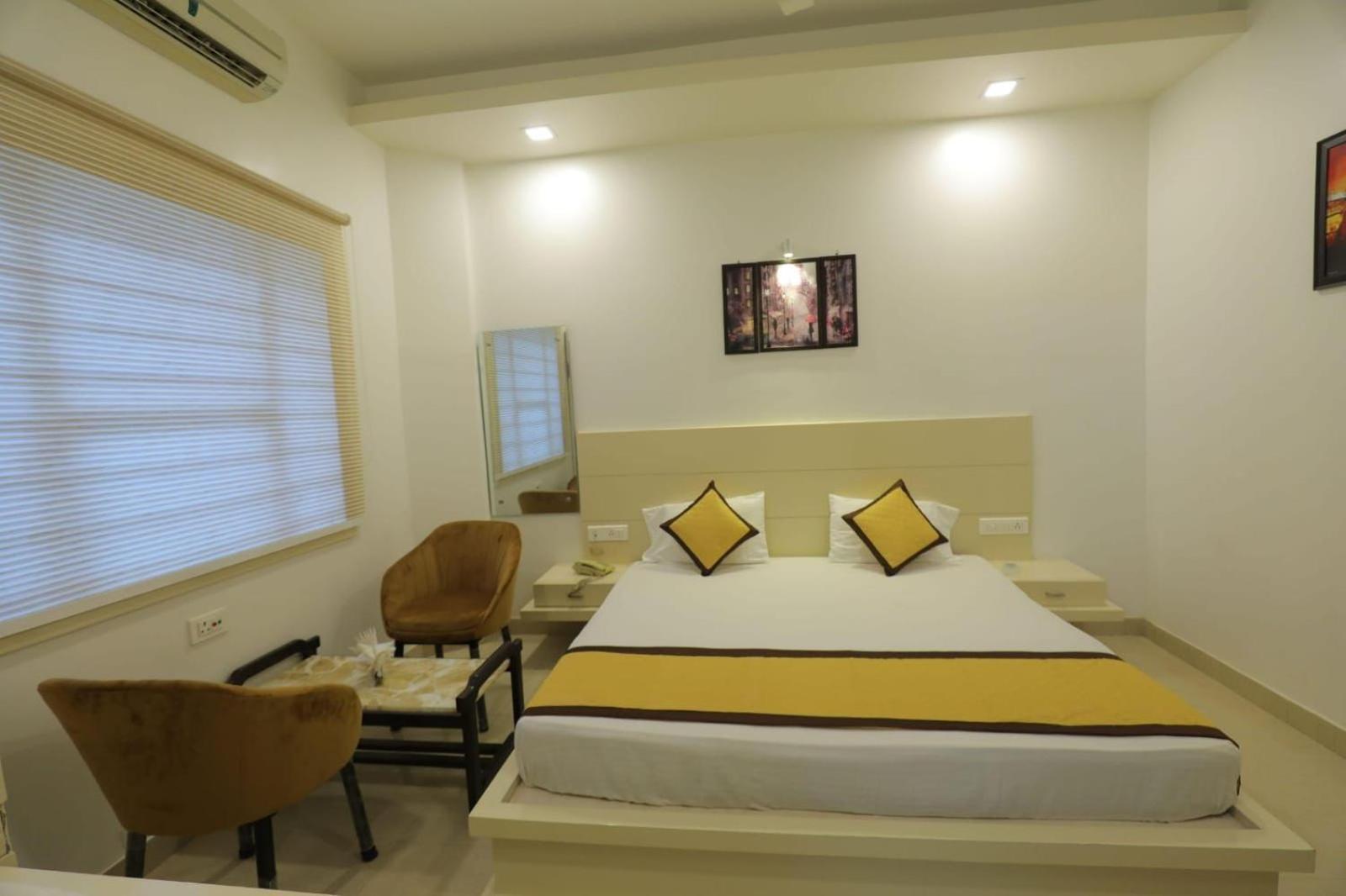 Hotel Red Carpet Tajganj Ruang foto